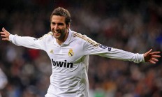 开云体育直播-英超争冠之夜，锡安成为全场焦点，当篮球巨星照亮足球圣殿