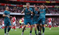 开云体育app-阿森纳主场失利，欧冠资格受威胁的简单介绍