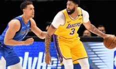 开云体育直播-NBA湖人队大胜独行侠队，夺得联盟第一