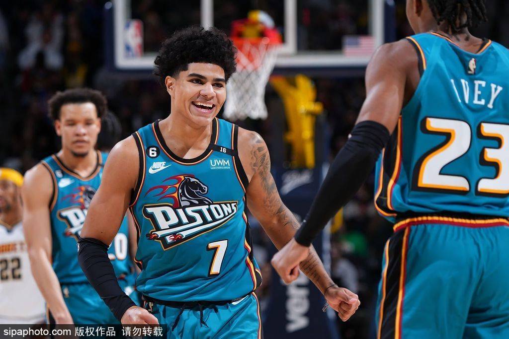 包含人赛季首胜，慷慨宣告重返胜利赛道的词条