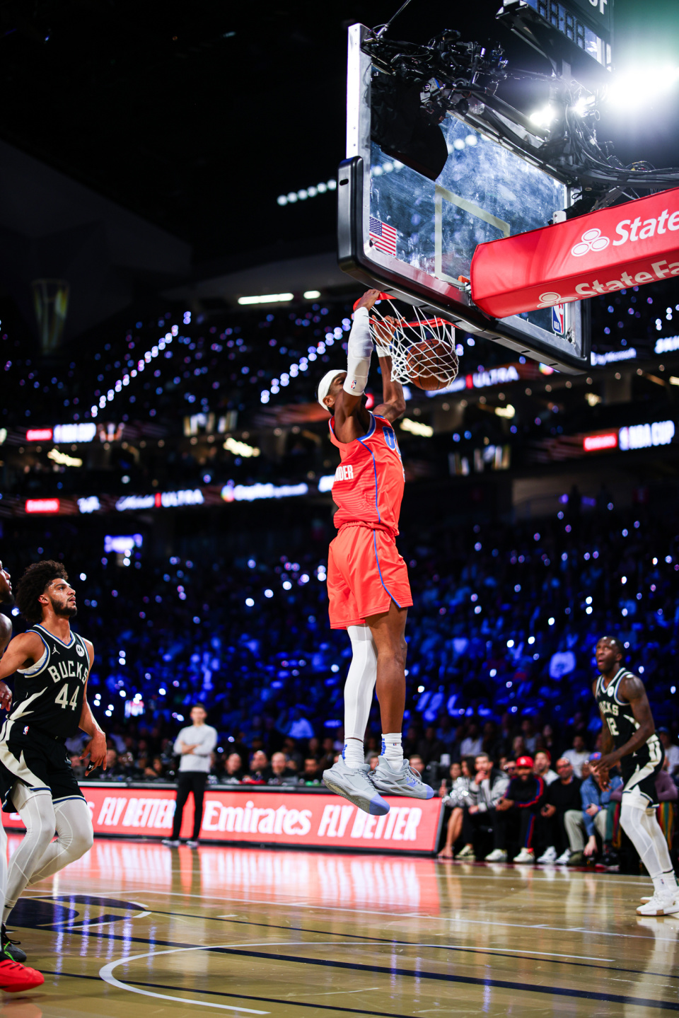 关于雄鹿队在主场击败对手，继续保持不败纪录的信息