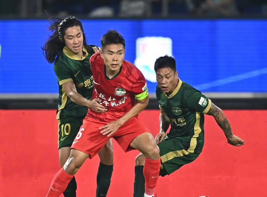 中超赛场上意外发生，球员表现受到关注