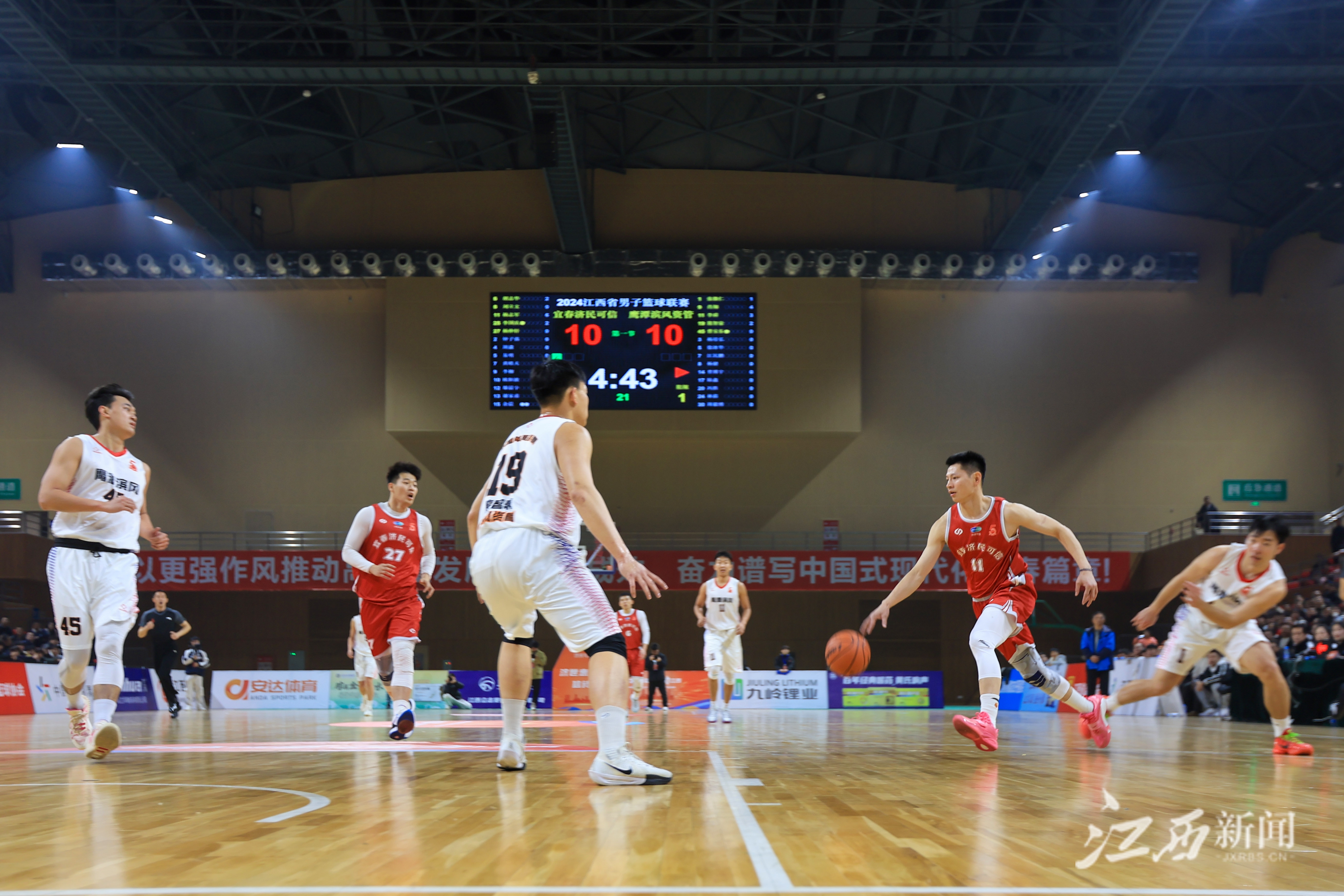 篮球赛事现场观众兴奋欢呼，气氛火爆的简单介绍