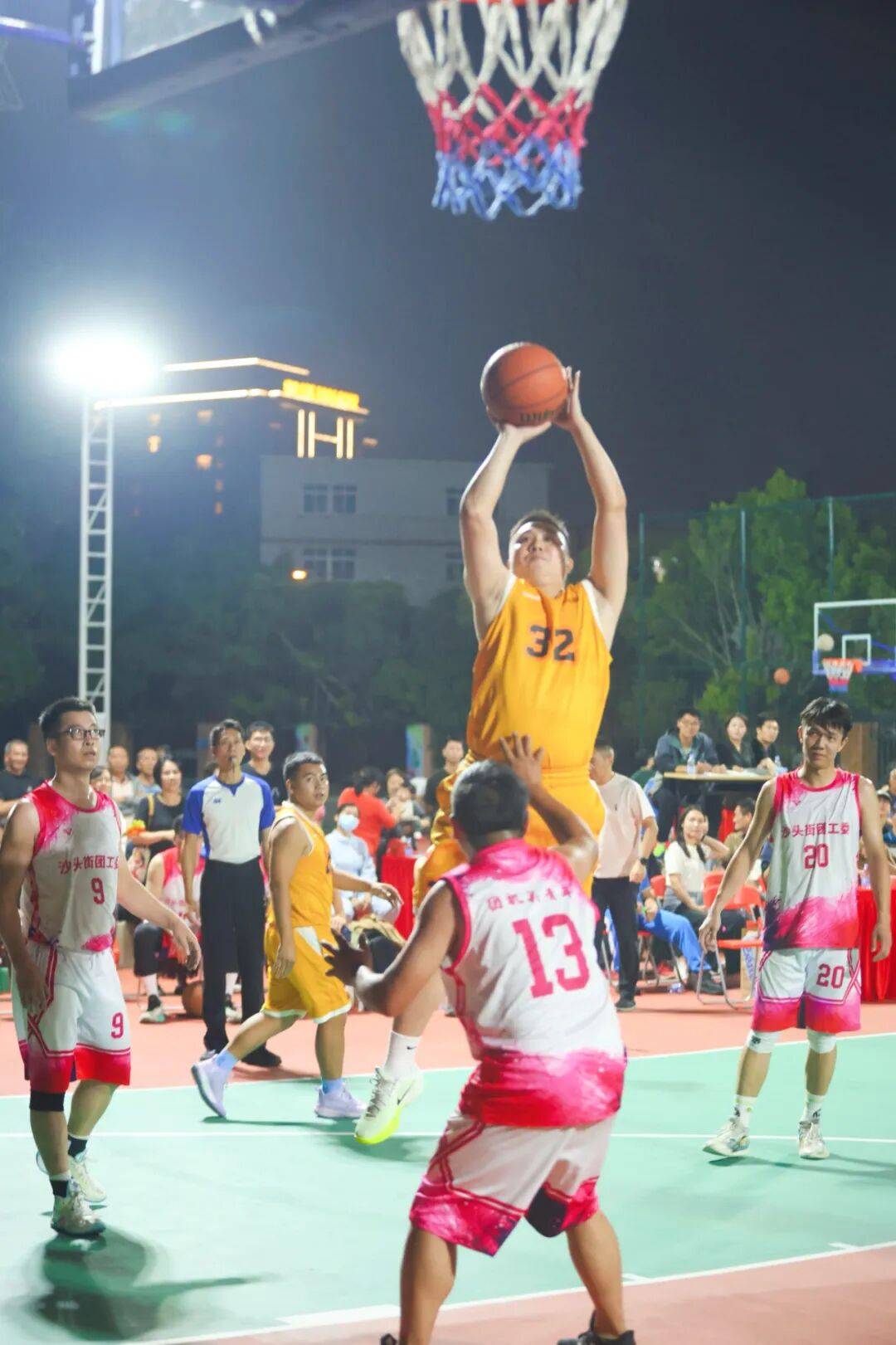 篮球赛事现场观众兴奋欢呼，气氛火爆的简单介绍