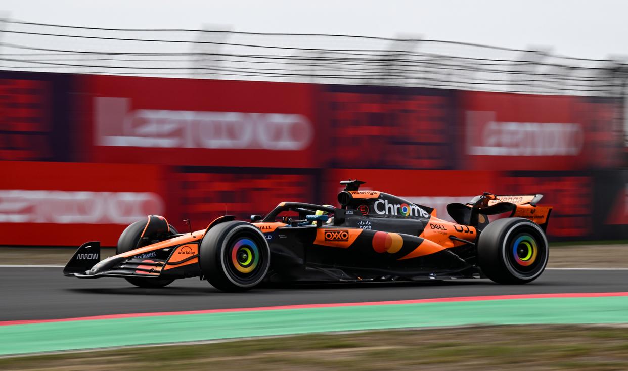 关于阿斯顿马丁逆转红牛二队，汉密尔顿点燃赛场的信息