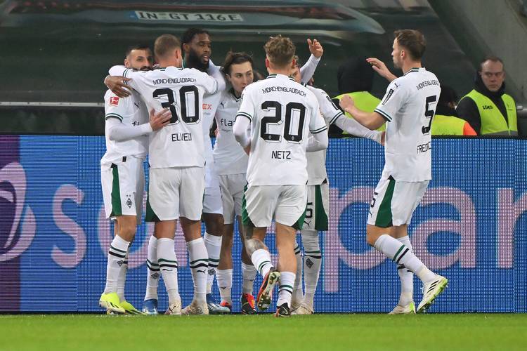 包含门兴格拉德巴赫客场失利，陷入低迷状态的词条