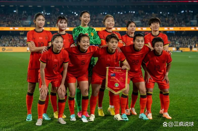 中国女足队员敢打敢拼，实力取得胜利
