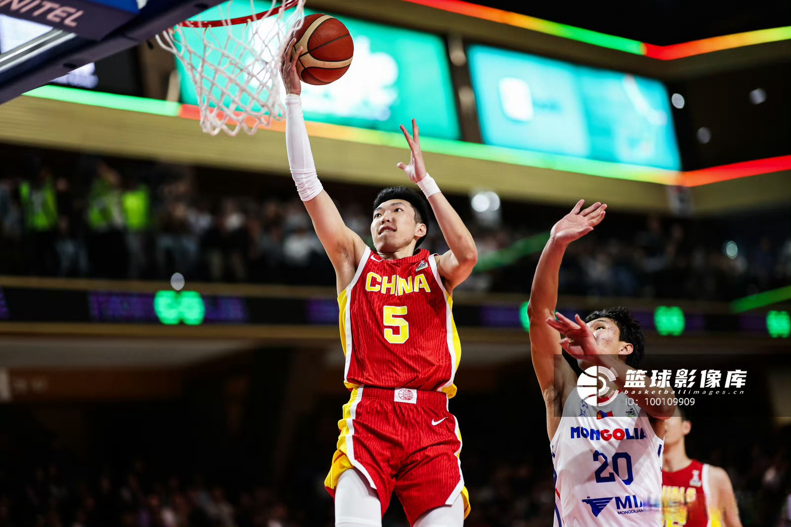 福建男篮在进攻防守中保持高度集中,取得胜利 福建男篮在进攻防守中保持高度集中,取得胜利