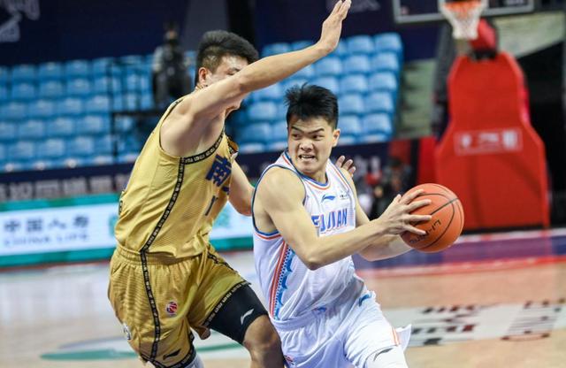 福建男篮在进攻防守中保持高度集中,取得胜利 福建男篮在进攻防守中保持高度集中,取得胜利